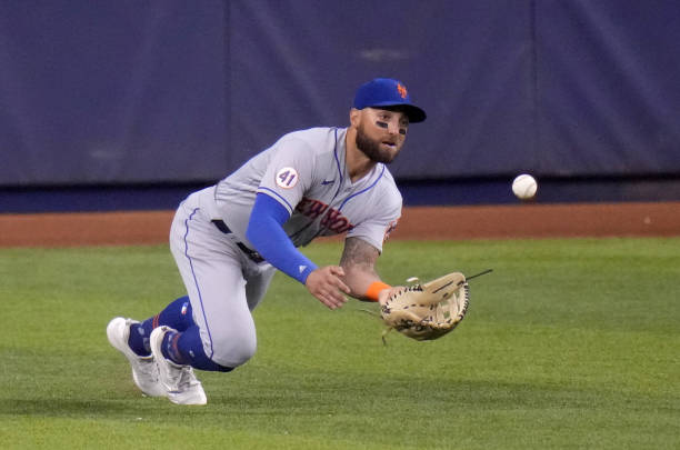 MIAMI, FLORIDA - SEPTEMBER 08: Kevin Pillar #11 of the New York Mets in action against the Miami Marlins at loanDepot park on September 08, 2021 in Miami, Florida. (Photo by Mark Brown/Getty Images)